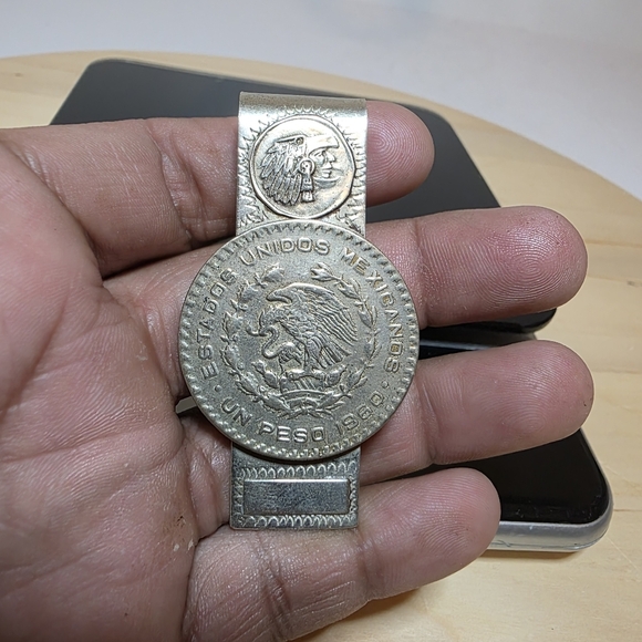 Vintage 1960 Un Peso Tepalcate Taxco Mexico 10% Silver Coin Money Clip Artisan - Picture 1 of 9